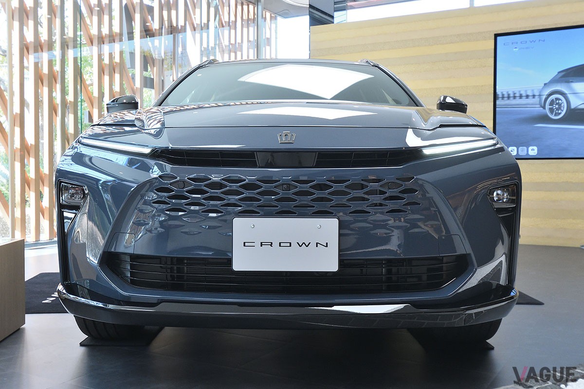 トヨタのイベント「CROWN STYLE CARAVAN in THE CROWN」で実車が披露されたブルー×シルバーの新型「クラウン・エステート」