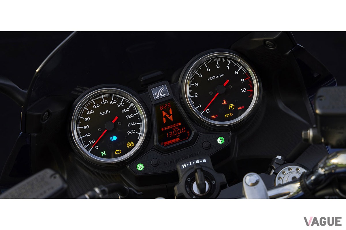 新色“パールサンビームホワイト”が追加されたホンダ「CB1300スーパーフォアSP」と「CB1300スーパーボルドールSP」