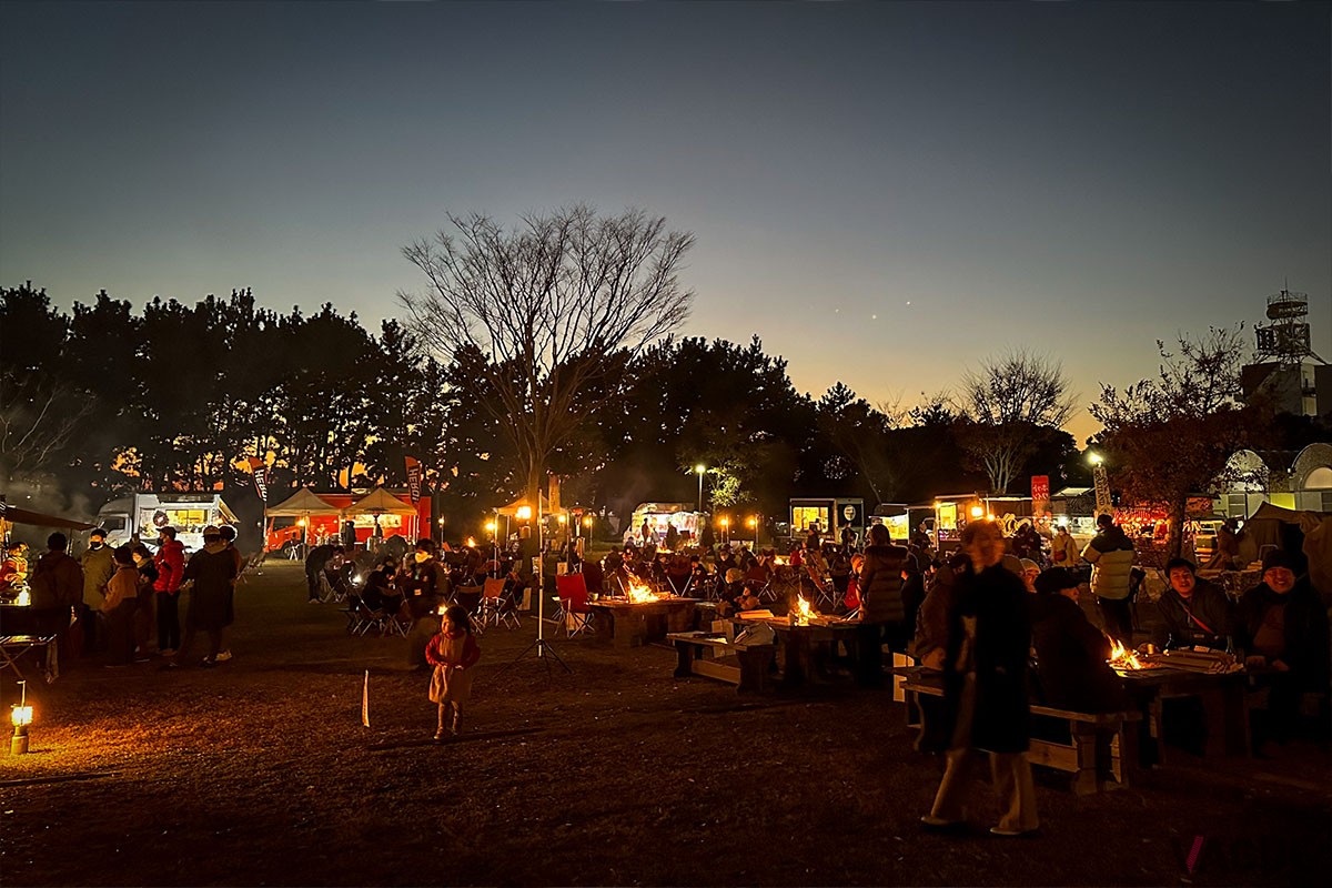 若洲公園キャンプ場で行われる焚き火特化型イベントの「焚火クラブ」では、ブースで購入した食材を会場の焚き火台を使い自分で炙って楽しむことができます