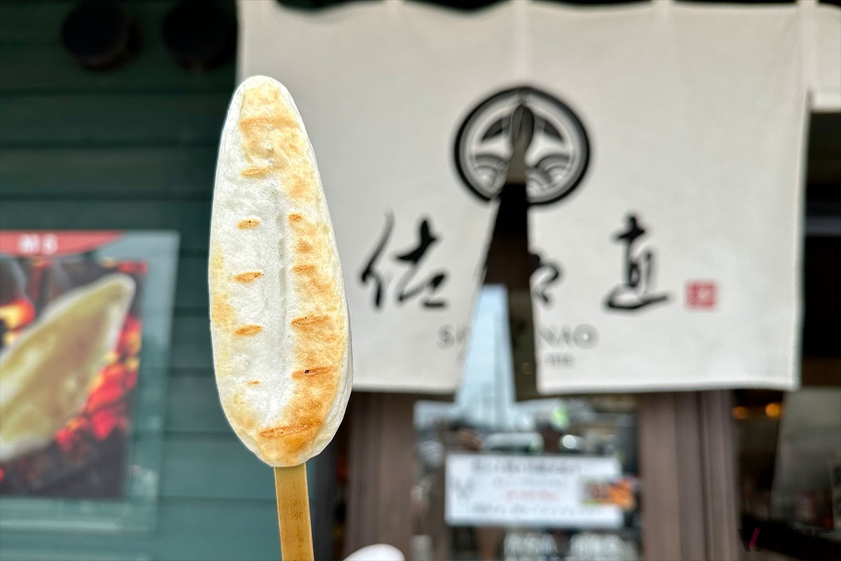 筆者が個人的に推すのが「笹かまぼこ」。宮城県名取市にある物産店「かわまちてらす閖上（ゆりあげ）」で焼き立ての香ばしさを味わって以来、必ずキャンプに持参します