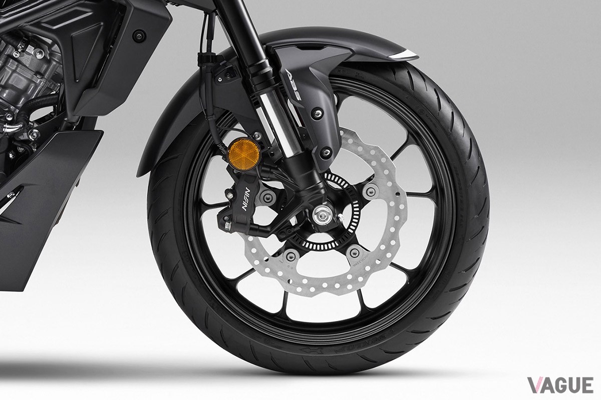 ホンダから“原付二種”のスポーツネイキッド「CB125R」の2024年モデルが登場。新色キャンディーカリビアンブルーシーや5インチのカラーTFT液晶メーターなどを新設定