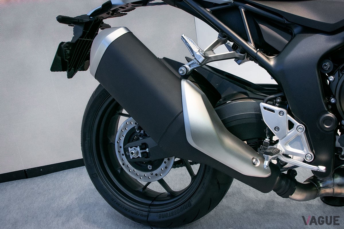 モーターサイクルショー2024で実車が日本初公開されたホンダ製ネイキッドバイクの新フラッグシップ「CB1000ホーネット」