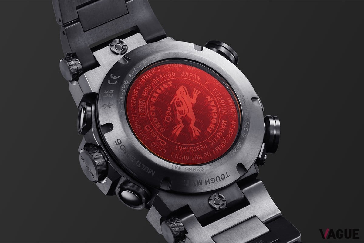 ケースバックに圧入したサファイアクリスタルは、蒸着処理でレッドに仕上げカエルのロゴが描かれます