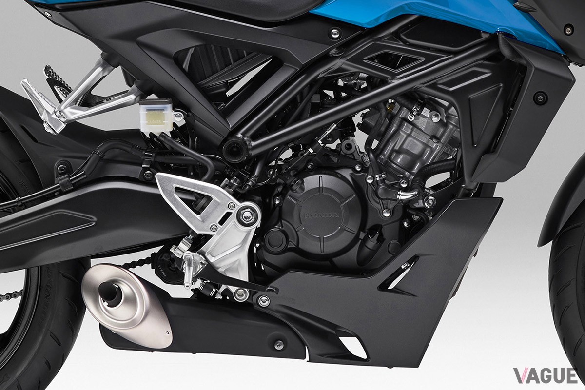 ホンダから“原付二種”のスポーツネイキッド「CB125R」の2024年モデルが登場。新色キャンディーカリビアンブルーシーや5インチのカラーTFT液晶メーターなどを新設定