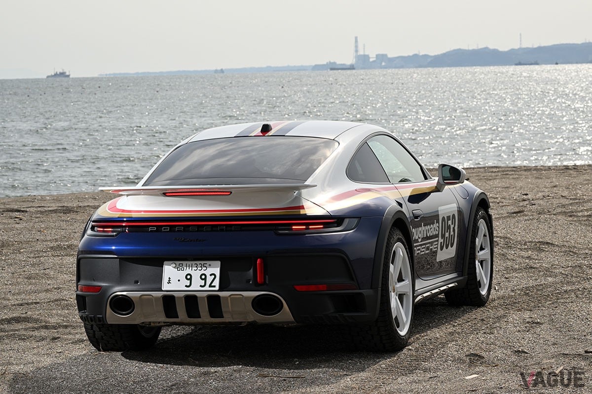 50mmアップした車高やオールテレーンタイヤ、車体下部のプロテクションなどにより、911シリーズの新たな可能性を示したポルシェ「911ダカール」