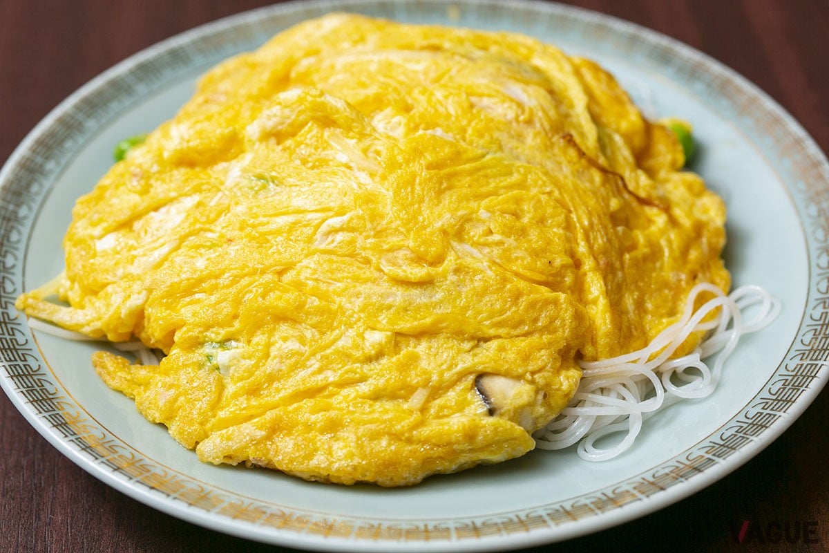 「蟹玉（焼き）」935円。ふわふわの玉子の中にはカニやシイタケ、タケノコなどが