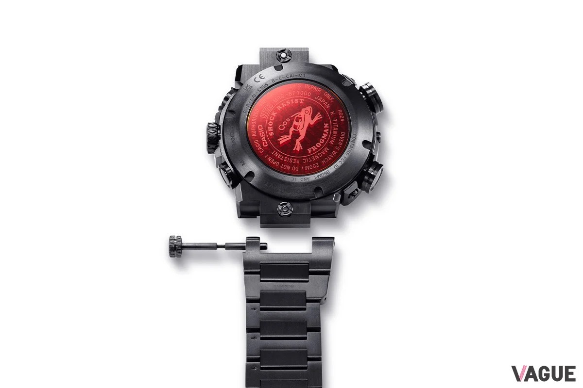 ケース裏面のボタンを押しながらピンを抜けば、工具なしで簡単にバンドを交換できます