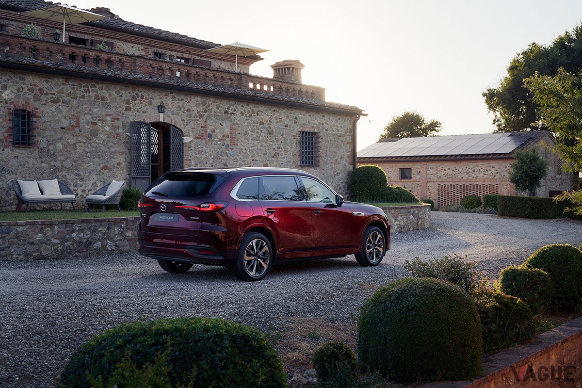 欧州マツダが世界初公開した3列シートを備えた新型クロスオーバーSUV「CX-80」
