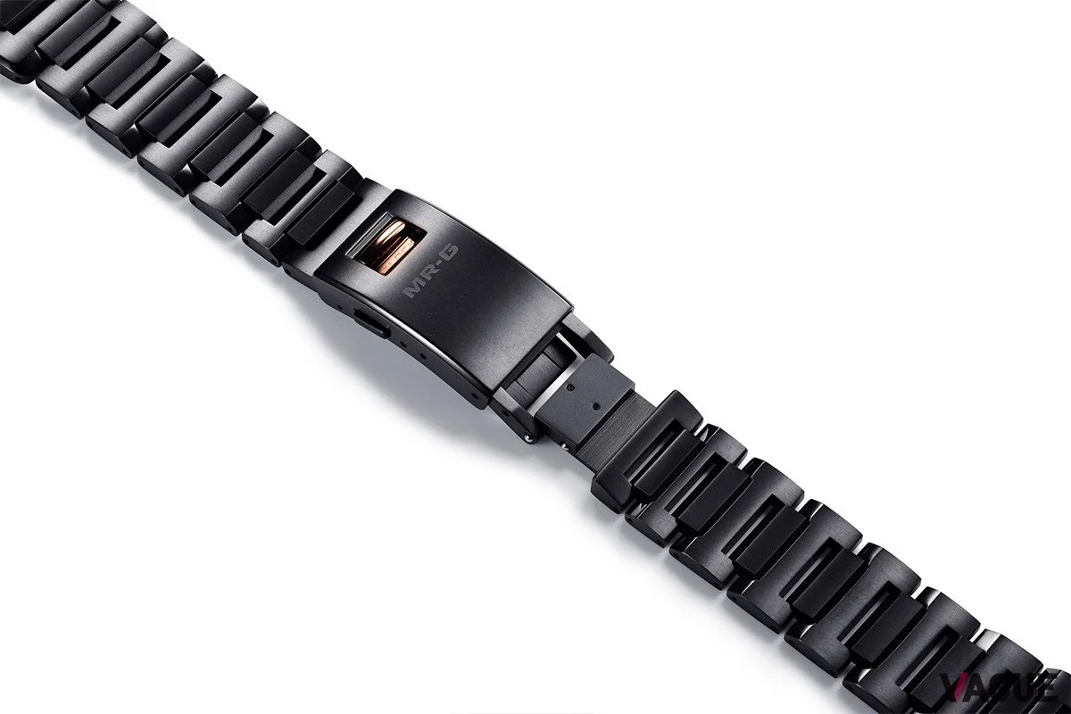 チタン製のバンドは可動箇所が多く腕なじみのよい専用開発品。各コマに深層硬化処理とDLCコーティングを施すなど仕上げも丁寧