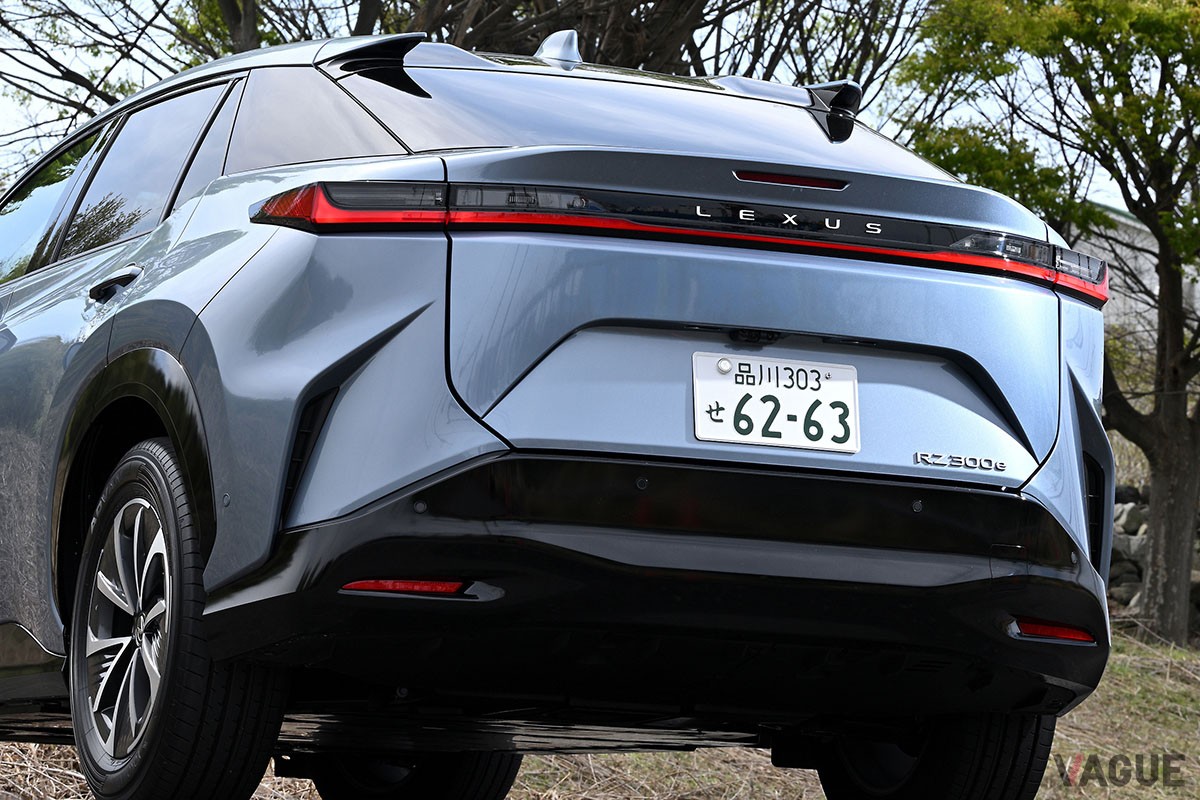 軽さによる軽快な走りや長い航続距離など、上級モデルにはない独自の魅力を獲得したレクサス「RZ」のエントリー仕様「RZ300e」