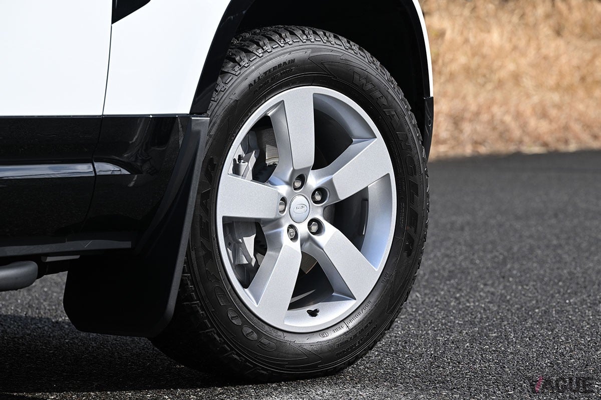 実用性の高い5ドアモデル「110」にはない、独特の魅力を備えた3ドア・ショート仕様のランドローバー「ディフェンダー90」