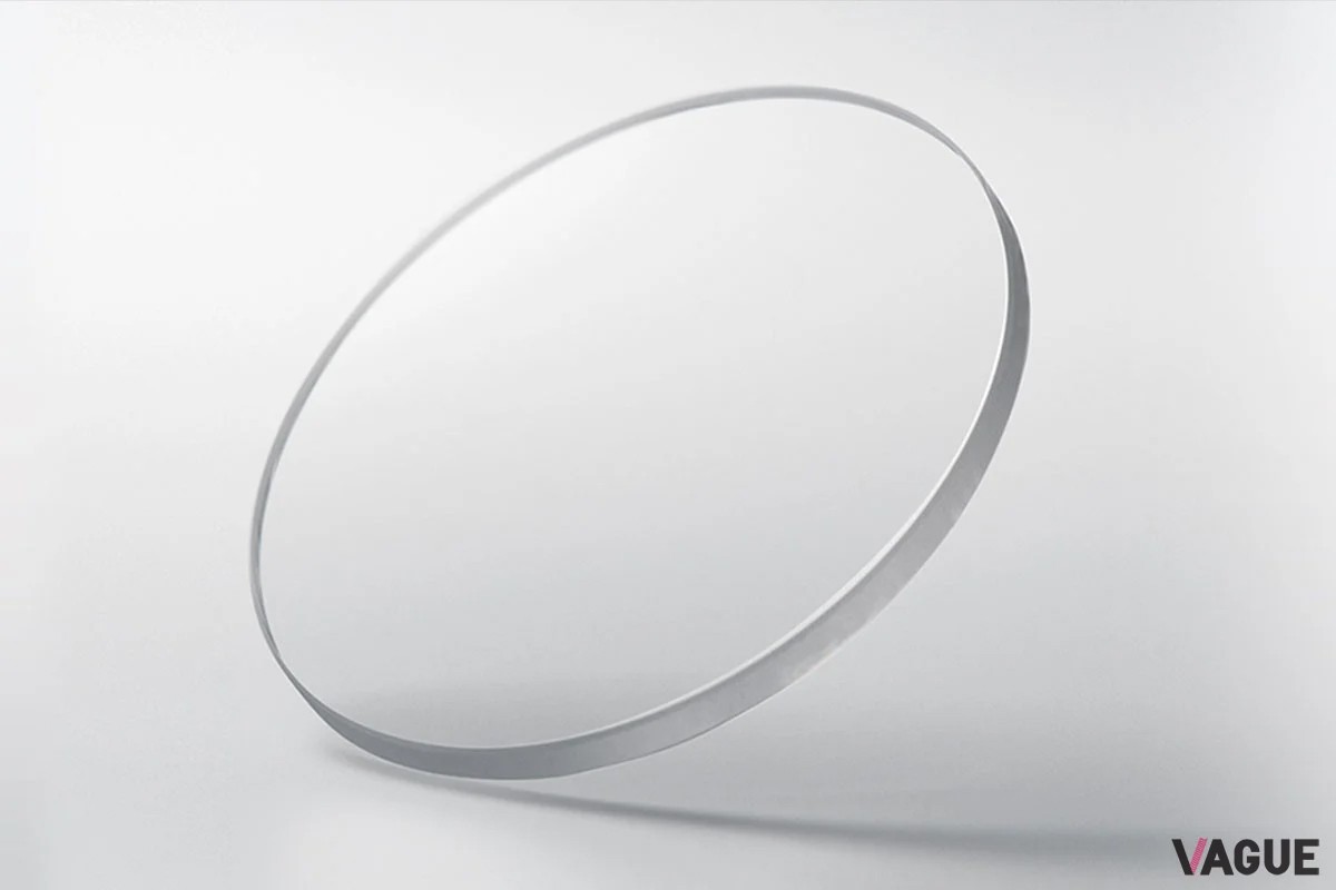 風防には傷に強く透明度が高い反射防止コーティングのサファイアガラスを採用