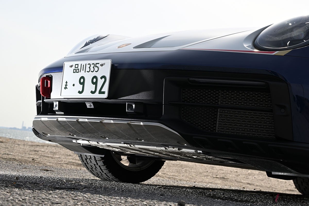 50mmアップした車高やオールテレーンタイヤ、車体下部のプロテクションなどにより、911シリーズの新たな可能性を示したポルシェ「911ダカール」