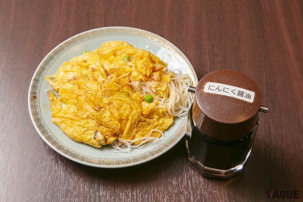 焼きビーフンには卓上にある「にんにく醤油」をかけるのもおすすめ