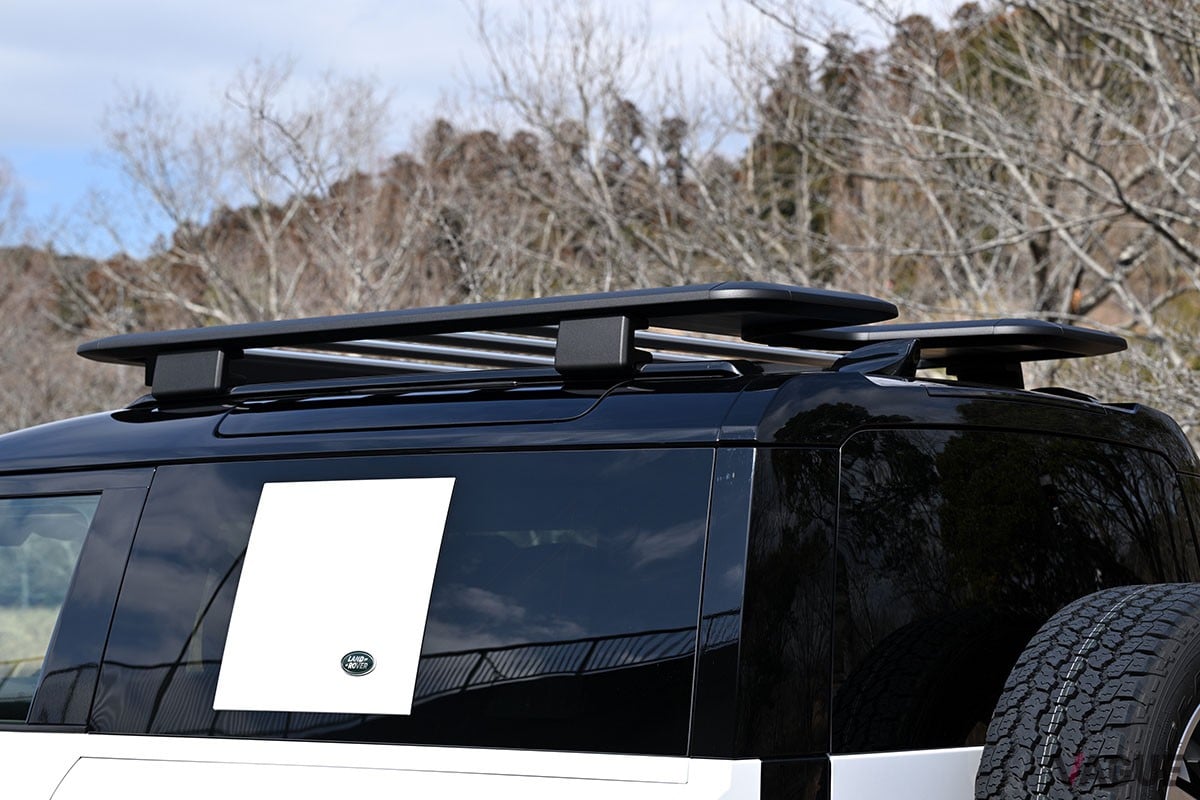 実用性の高い5ドアモデル「110」にはない、独特の魅力を備えた3ドア・ショート仕様のランドローバー「ディフェンダー90」