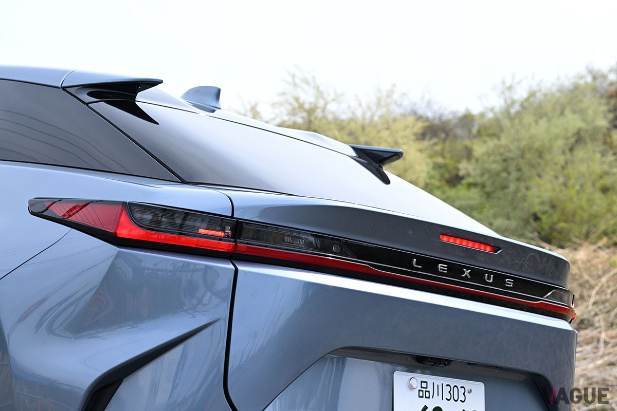 軽さによる軽快な走りや長い航続距離など、上級モデルにはない独自の魅力を獲得したレクサス「RZ」のエントリー仕様「RZ300e」