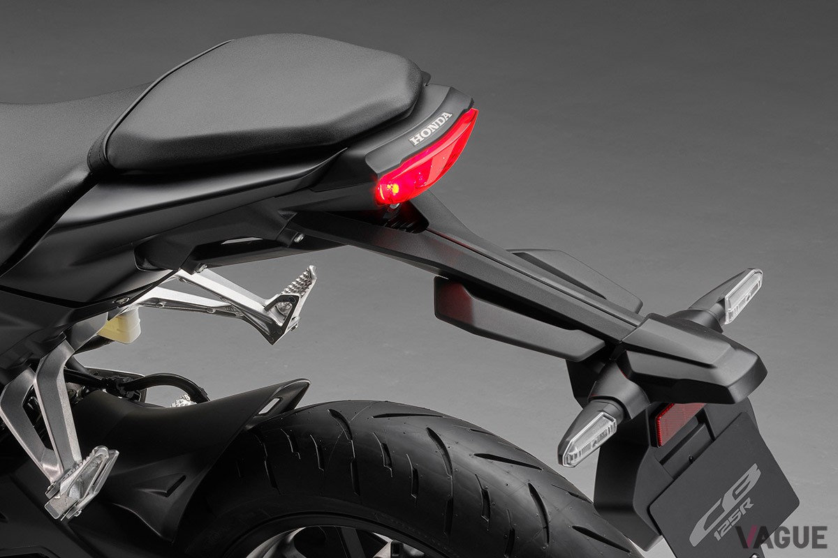 ホンダから“原付二種”のスポーツネイキッド「CB125R」の2024年モデルが登場。新色キャンディーカリビアンブルーシーや5インチのカラーTFT液晶メーターなどを新設定
