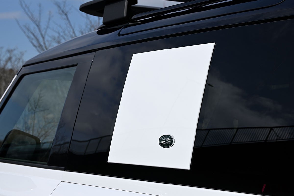 実用性の高い5ドアモデル「110」にはない、独特の魅力を備えた3ドア・ショート仕様のランドローバー「ディフェンダー90」