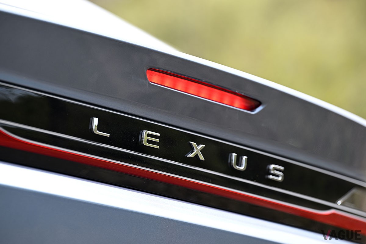 軽さによる軽快な走りや長い航続距離など、上級モデルにはない独自の魅力を獲得したレクサス「RZ」のエントリー仕様「RZ300e」