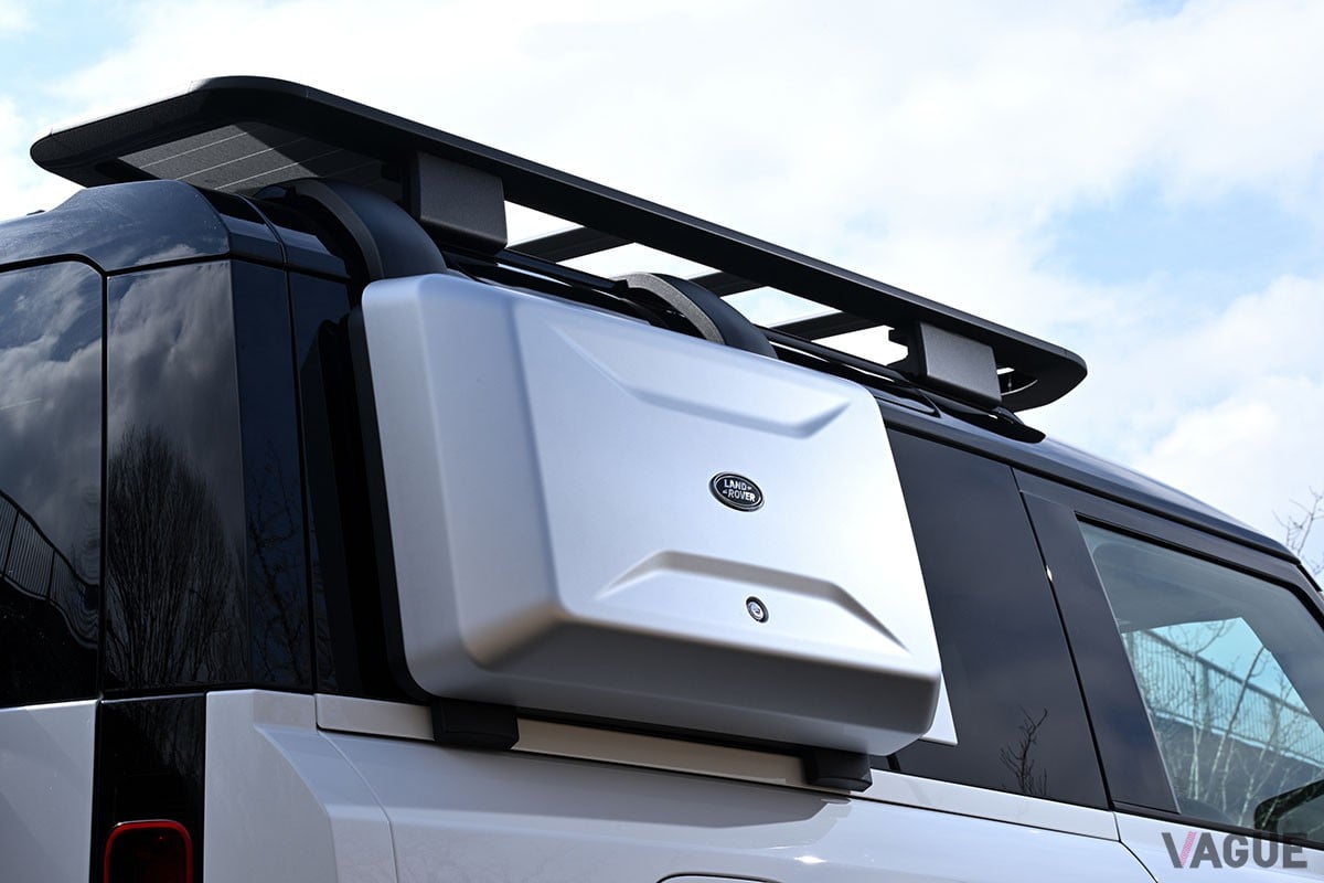 実用性の高い5ドアモデル「110」にはない、独特の魅力を備えた3ドア・ショート仕様のランドローバー「ディフェンダー90」