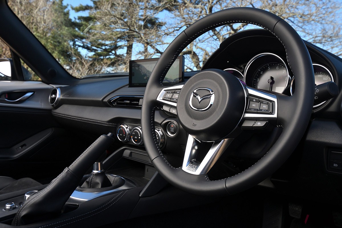 「バイクはいらないかも」と思わせるほど、純度の高い“操る楽しさ”を味わわせてくれるマツダ新型「ロードスター」