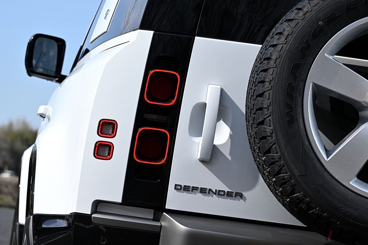 実用性の高い5ドアモデル「110」にはない、独特の魅力を備えた3ドア・ショート仕様のランドローバー「ディフェンダー90」