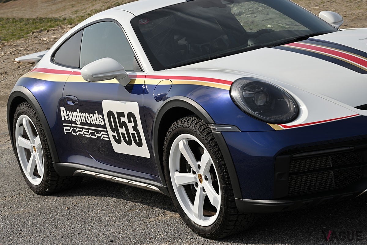 50mmアップした車高やオールテレーンタイヤ、車体下部のプロテクションなどにより、911シリーズの新たな可能性を示したポルシェ「911ダカール」