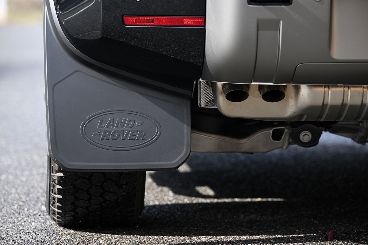 実用性の高い5ドアモデル「110」にはない、独特の魅力を備えた3ドア・ショート仕様のランドローバー「ディフェンダー90」