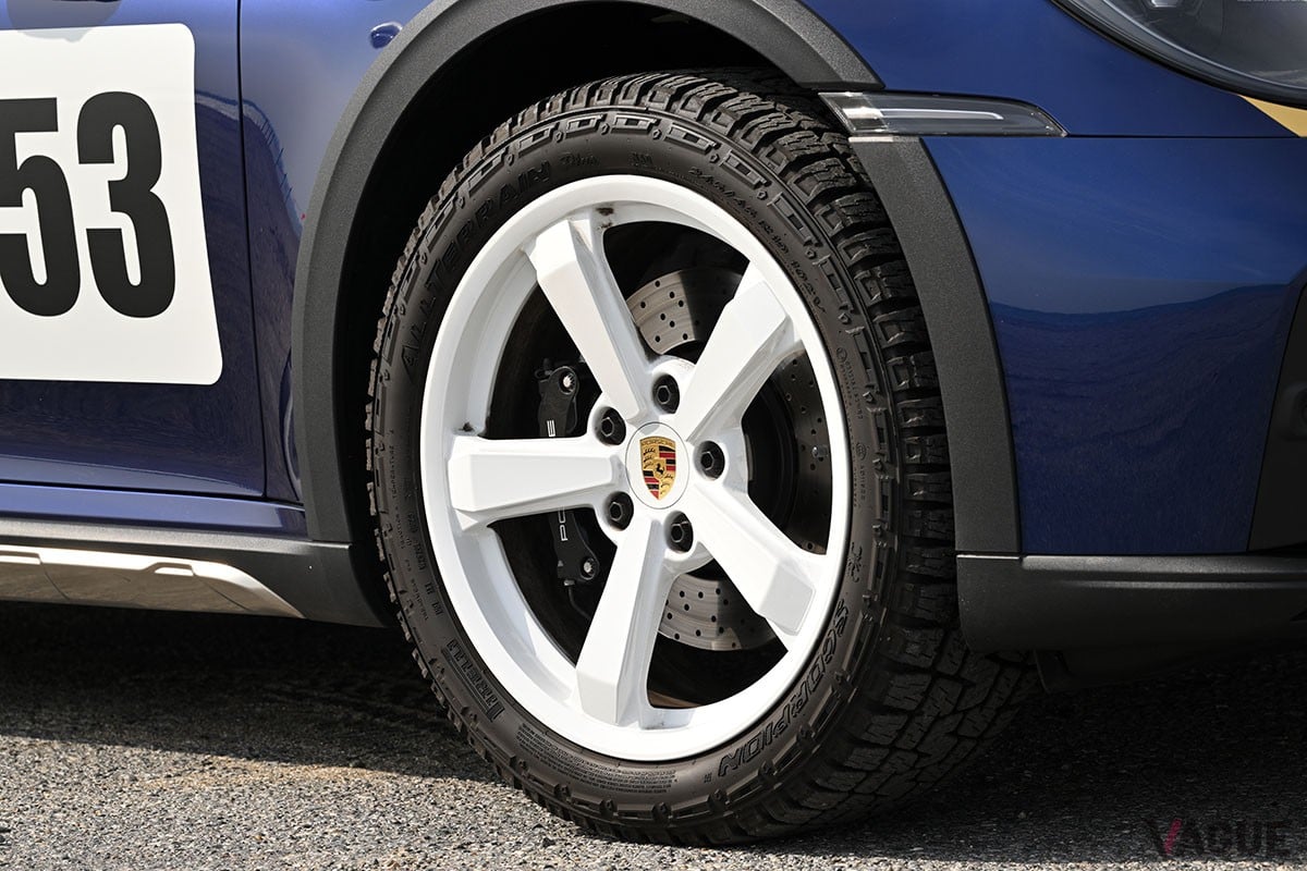 50mmアップした車高やオールテレーンタイヤ、車体下部のプロテクションなどにより、911シリーズの新たな可能性を示したポルシェ「911ダカール」