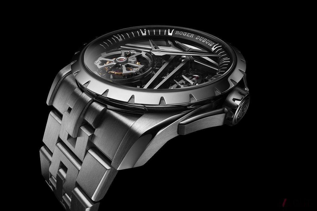 「The Excalibur Titanium Monotourbillon」ブレスレットも接続部分が短めに改良され装着感を増している。