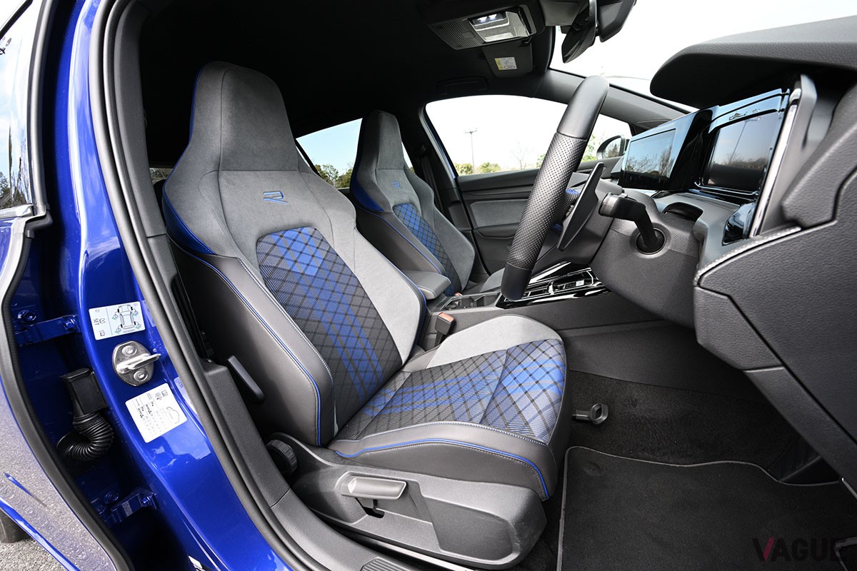 人気低迷中のワゴンながら、スポーツカー顔負けの走りとサルーン級の快適性、そして抜群の使い勝手で人気を得ているVW「ゴルフRヴァリアント」