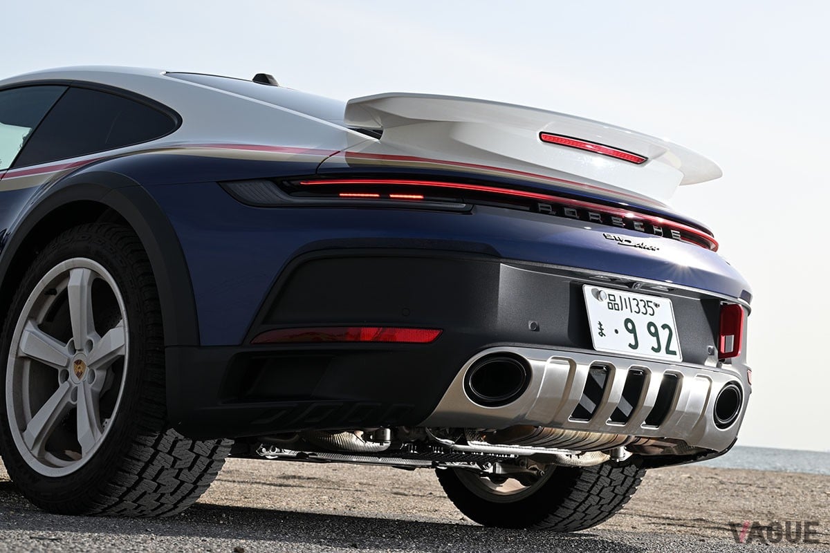 50mmアップした車高やオールテレーンタイヤ、車体下部のプロテクションなどにより、911シリーズの新たな可能性を示したポルシェ「911ダカール」