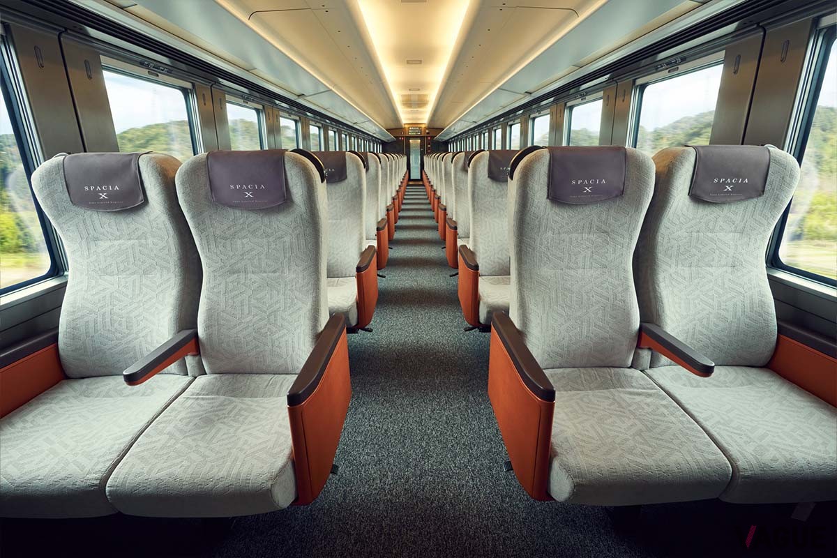 130席用意される特別座席料金不要の「スタンダードシート」は、一列ごとに車窓を設けることで快適な眺めを実現しています