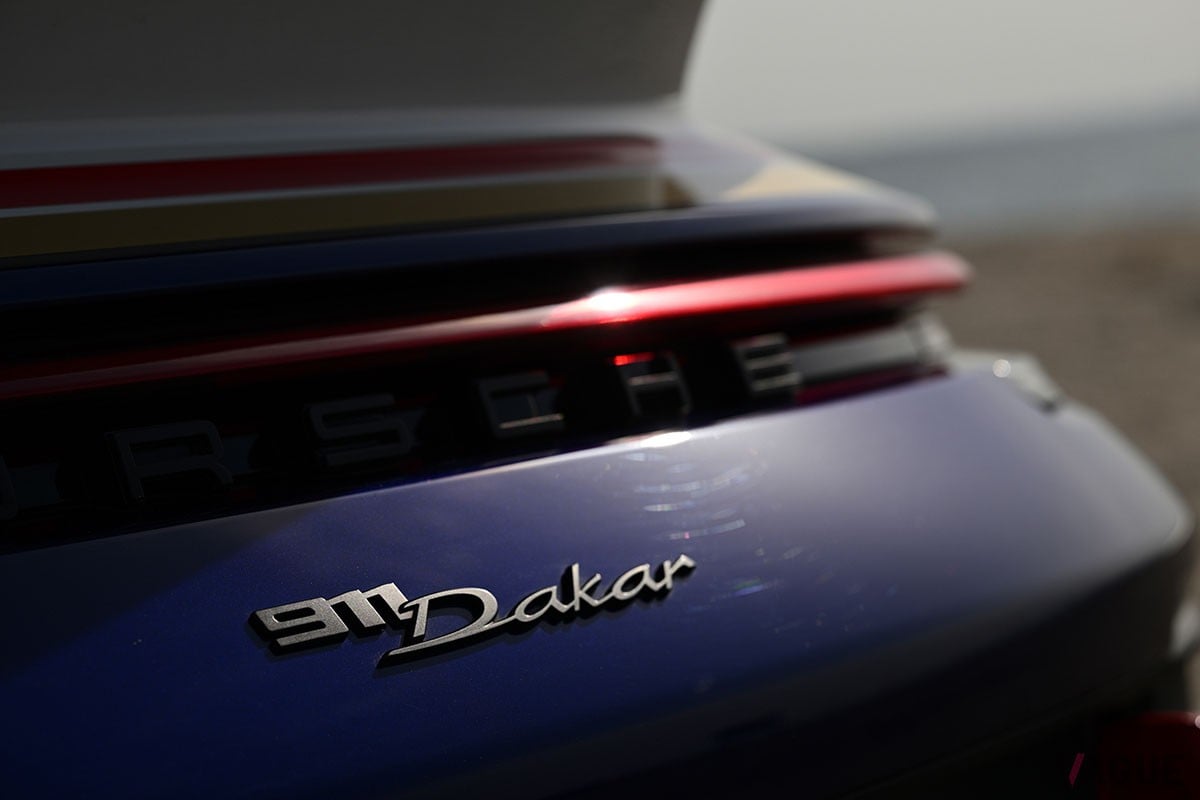 50mmアップした車高やオールテレーンタイヤ、車体下部のプロテクションなどにより、911シリーズの新たな可能性を示したポルシェ「911ダカール」