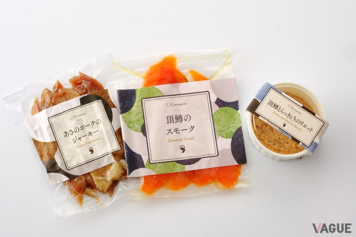 「GOEN CAFE（ゴエンカフェ）」ではクラフトビールのお供に楽しみたいおつまみも販売しています。写真左から「あさのポークのジャーキー」（800円）、「頂鱒のスモーク」（850円）、「頂鱒とらっきょうのリエット」（800円）