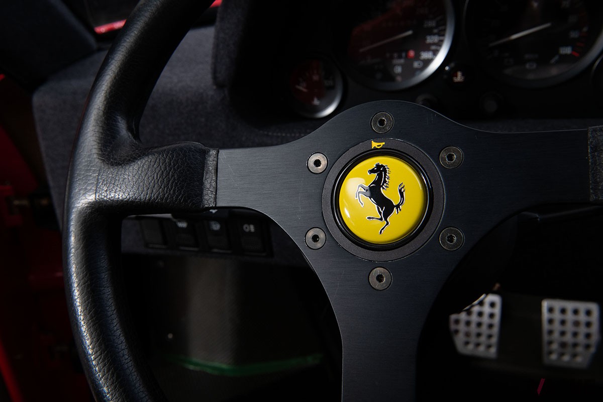 2024年5月に開催されるオークションに登場するフェラーリ「F40」のインテリア Darin Schnabel ©2024 Courtesy of RM Sotheby's