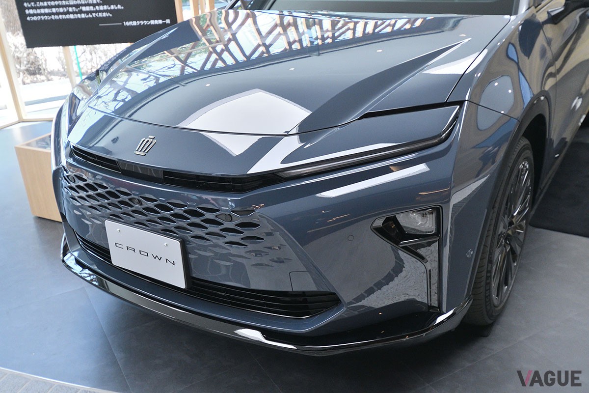 トヨタのイベント「CROWN STYLE CARAVAN in THE CROWN」で実車が披露されたブルー×シルバーの新型「クラウン・エステート」