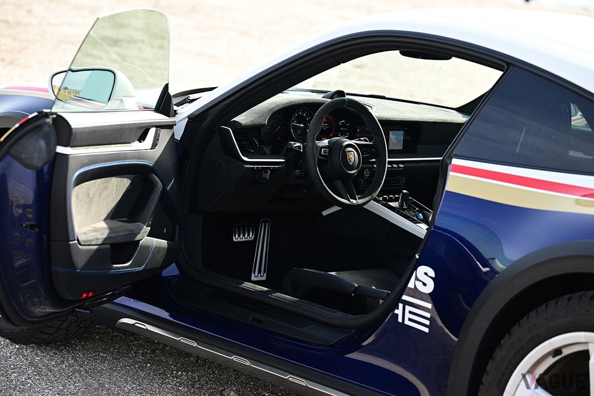 50mmアップした車高やオールテレーンタイヤ、車体下部のプロテクションなどにより、911シリーズの新たな可能性を示したポルシェ「911ダカール」