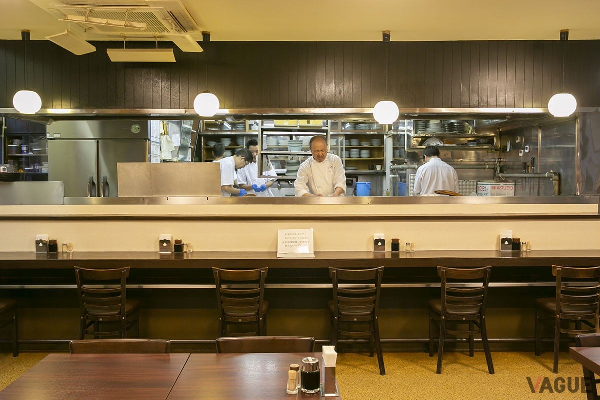 店内の壁板や、厨房の食器棚などはオープン時、約60年前そのまま。親・子・孫、二世代、三世代で通う常連客も多い