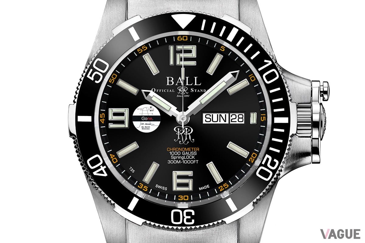 ステンレスケースにセラミックベゼルを合わせた「DM2236A-S4CJ-BK」。9時位置のマークは、偉大なフライトの飛行記録や軌道をモチーフにしたもの