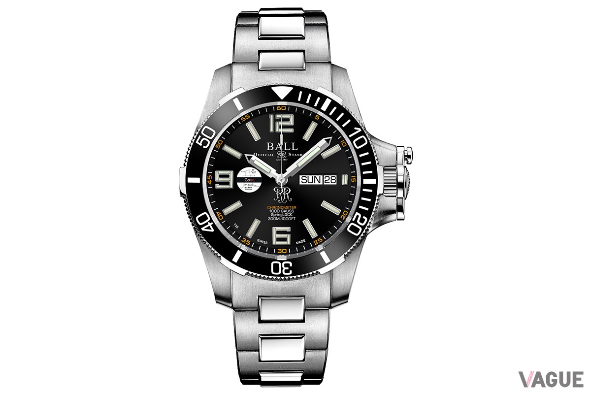 ステンレスケースにセラミックベゼルを合わせた「DM2236A-S4CJ-BK」。9時位置のマークは、偉大なフライトの飛行記録や軌道をモチーフにしたもの