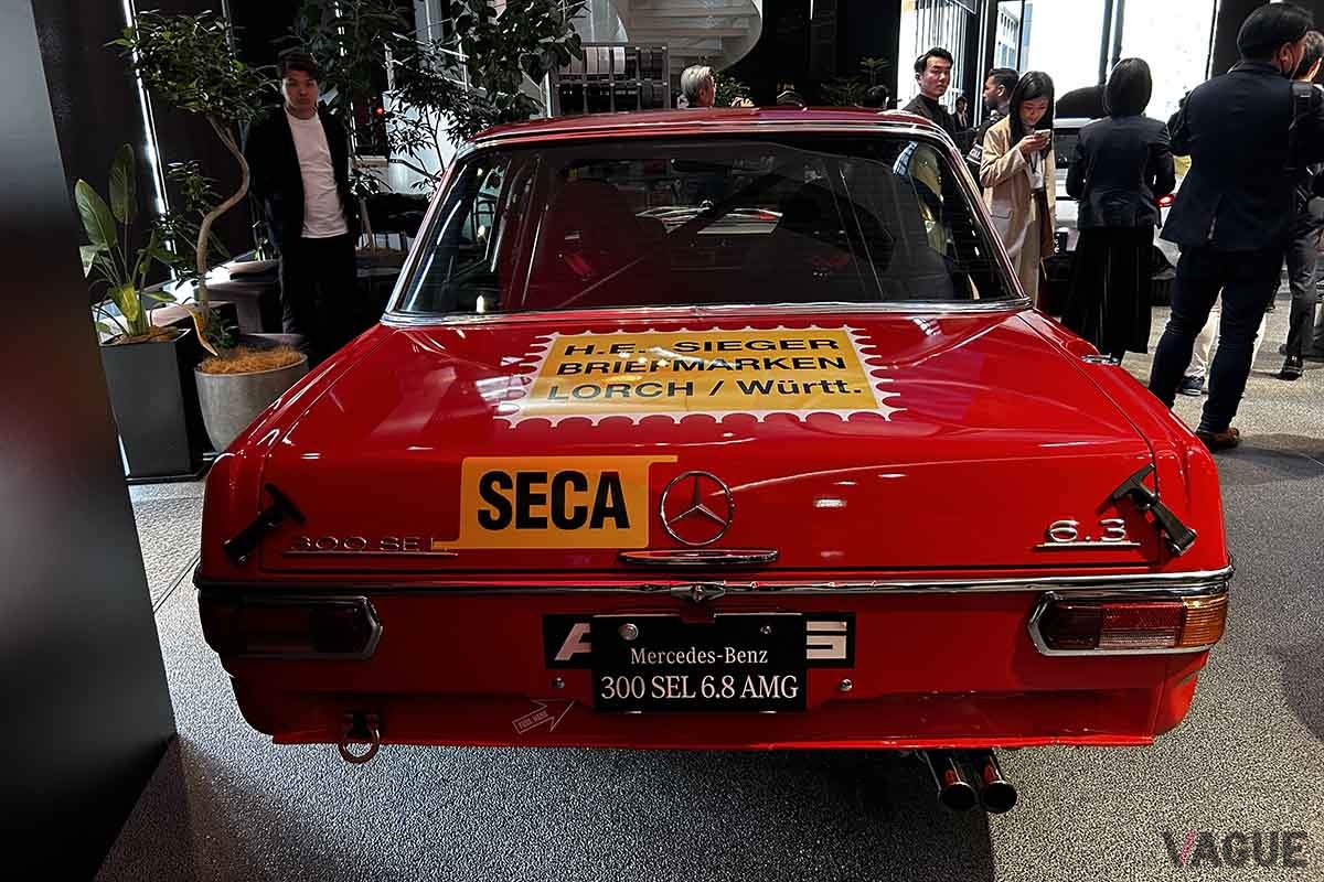 新型「メルセデスAMG GTクーペ」の発表会では1971年に登場した「AMG 300SEL 6.8」も展示されていた