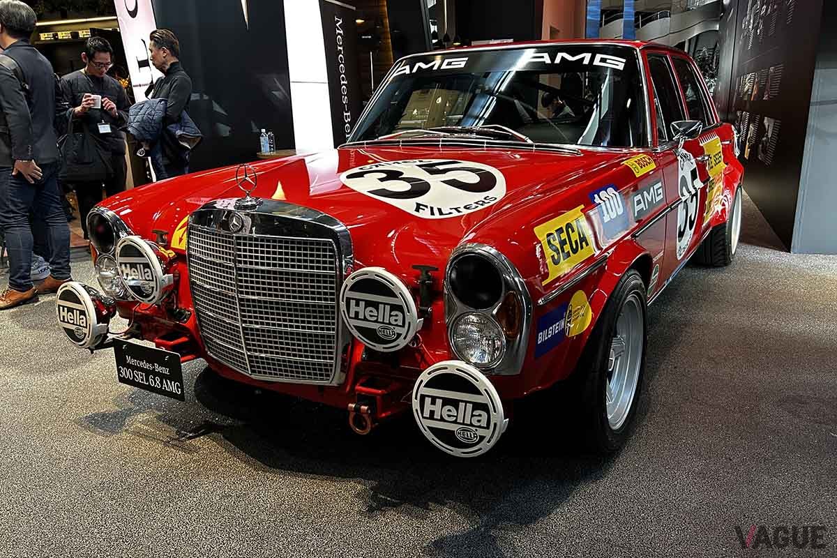 新型「メルセデスAMG GTクーペ」の発表会では1971年に登場した「AMG 300SEL 6.8」も展示されていた