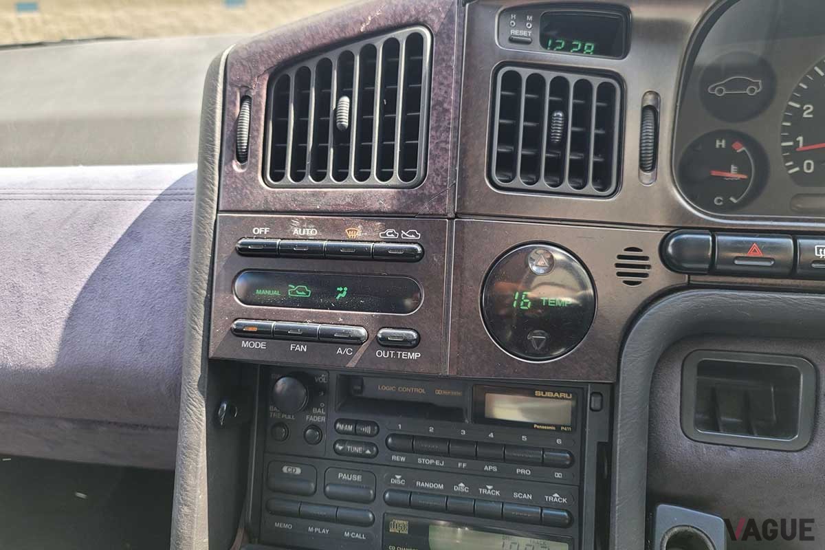 米国オークションに登場した1992年式スバル「アルシオーネSVX」の右ハンドル仕様のインテリア