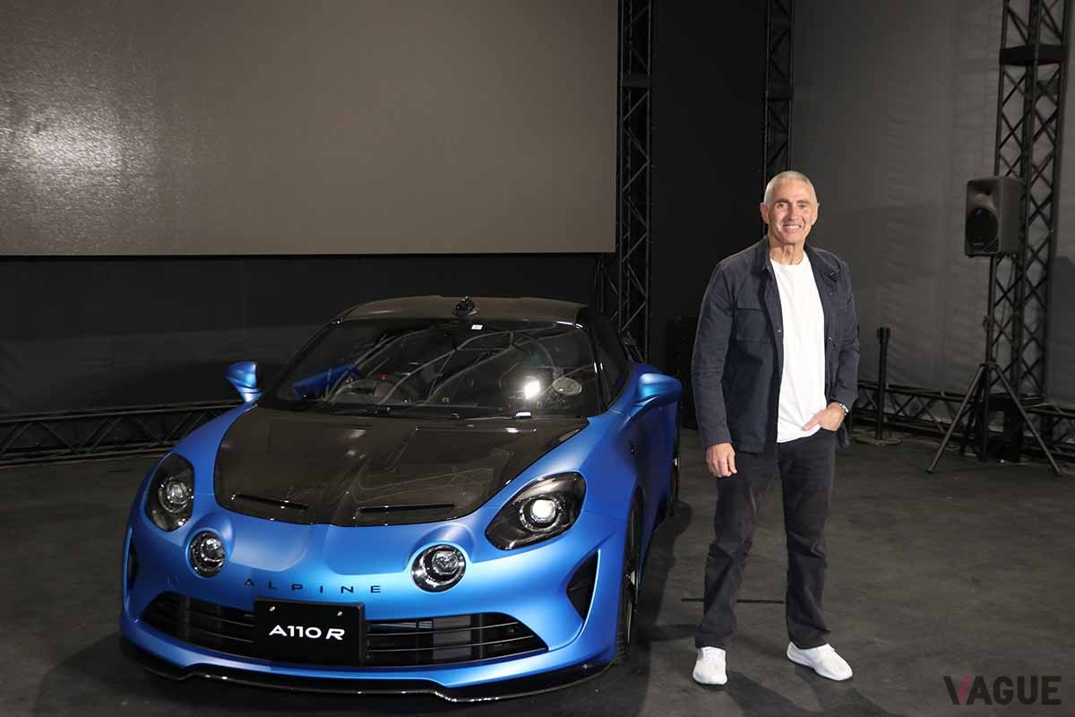 アルピーヌ「A110Rチュリニ」とリザーブドライバーであるジャック・ドゥーハン選手の父、2輪レース界のレジェンドである、ミック・ドゥーハンさん