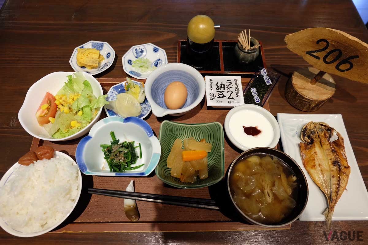 「朝食一例」。魚沼産コシヒカリとラジウム納豆、みそ汁の相性が抜群