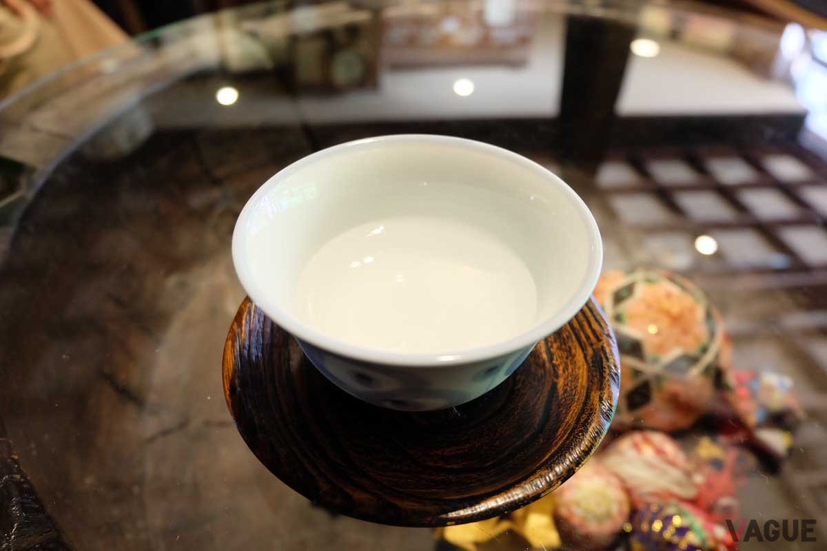 チェックインの際にいただく「ハーブ入り温泉水」でほっこり