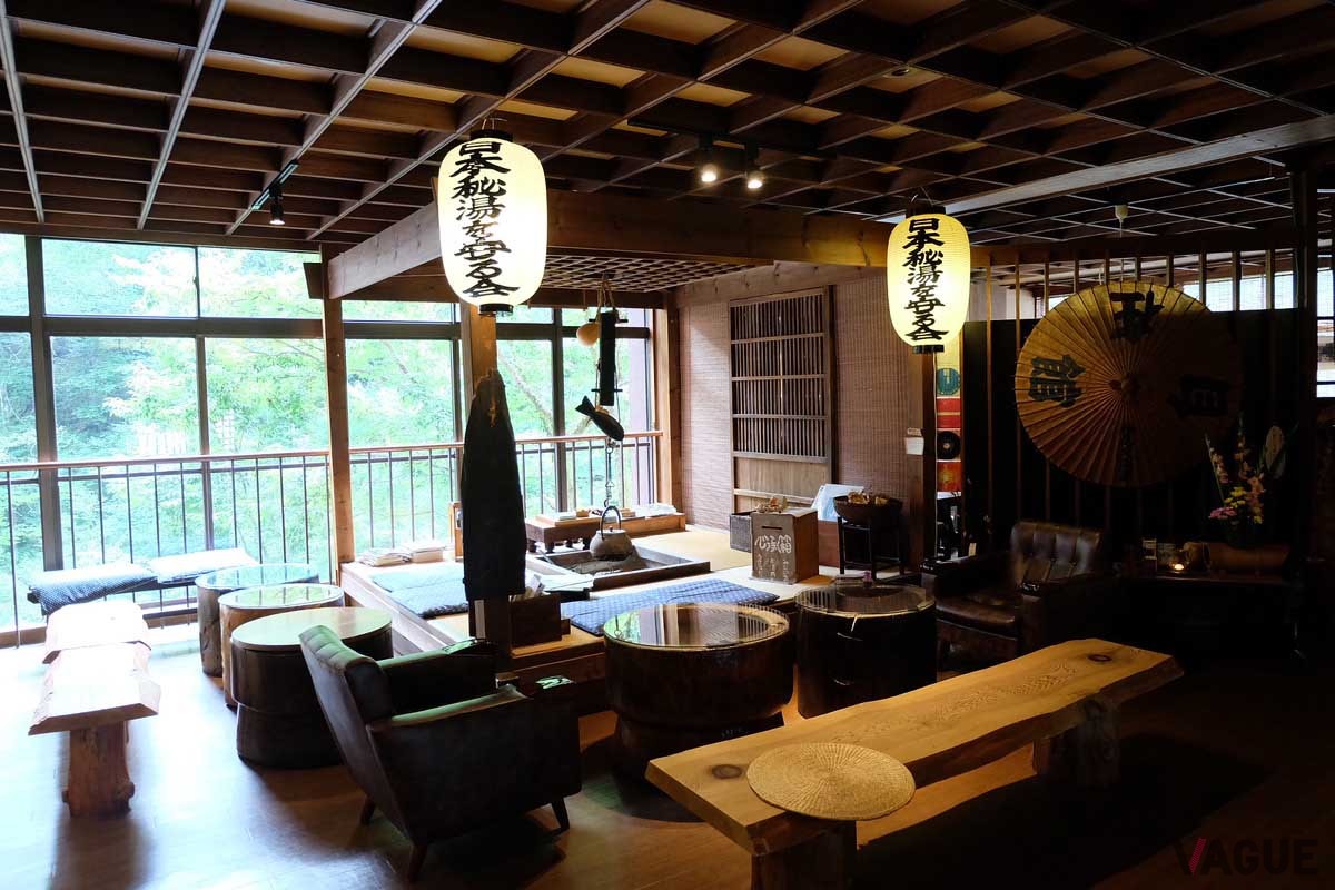 上質で木のぬくもりを感じる館内
