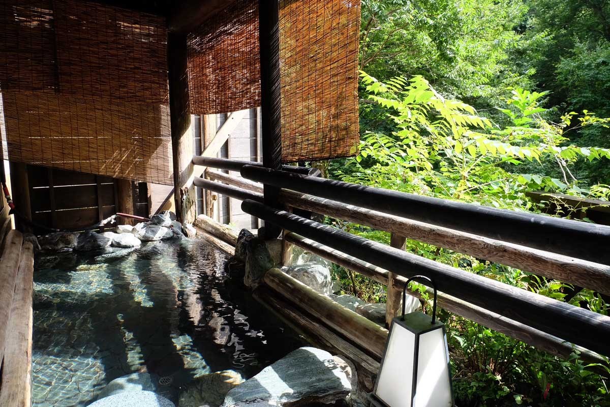 「栃尾又温泉 自在館」の貸切露天風呂「うげつの湯」