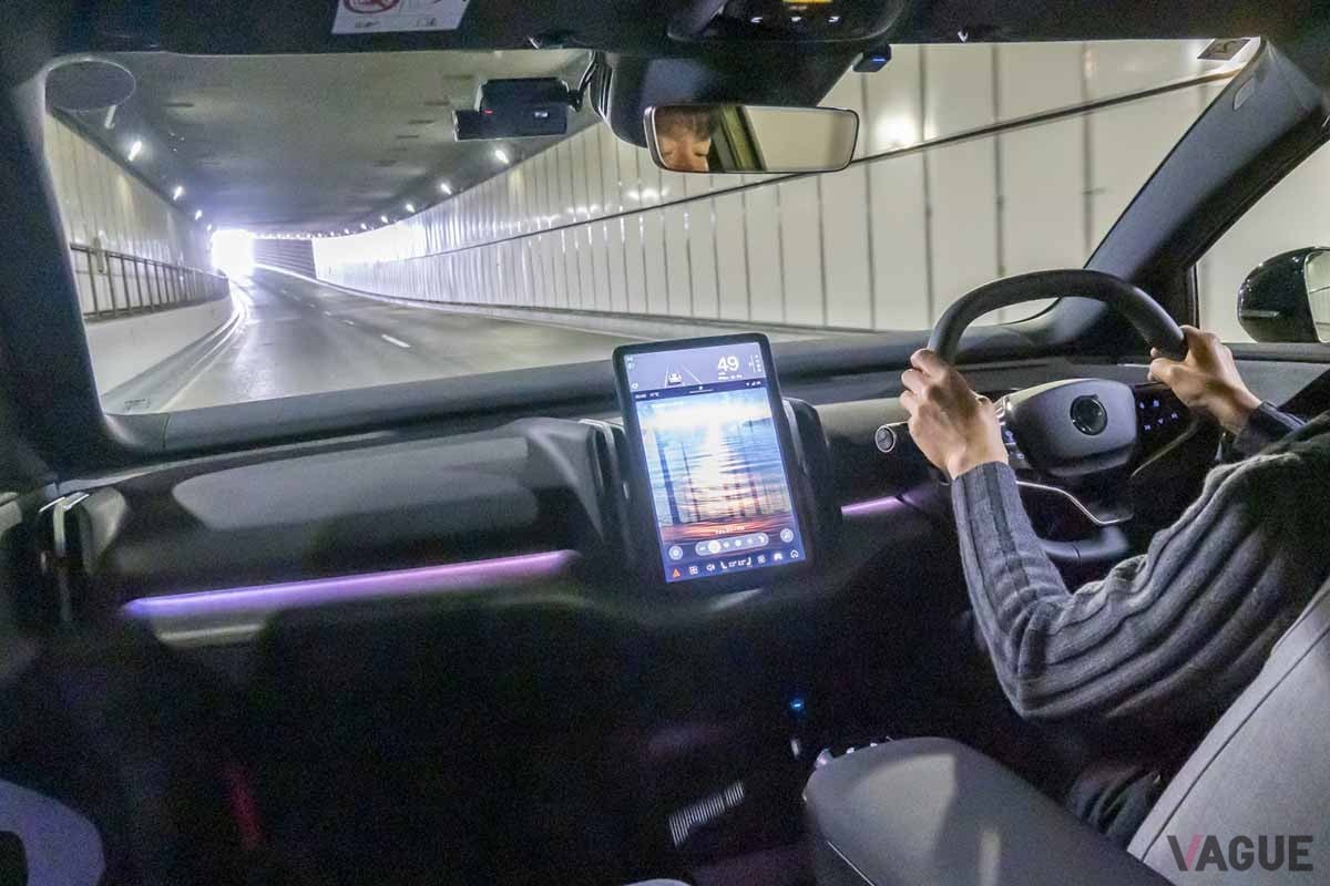 新車の状態ではエンジン回転数を抑えて走るのが「慣らし運転」。令和の時代ではそもそもエンジンのない「EV」も多く存在している。写真はボルボのEV「EX30」
